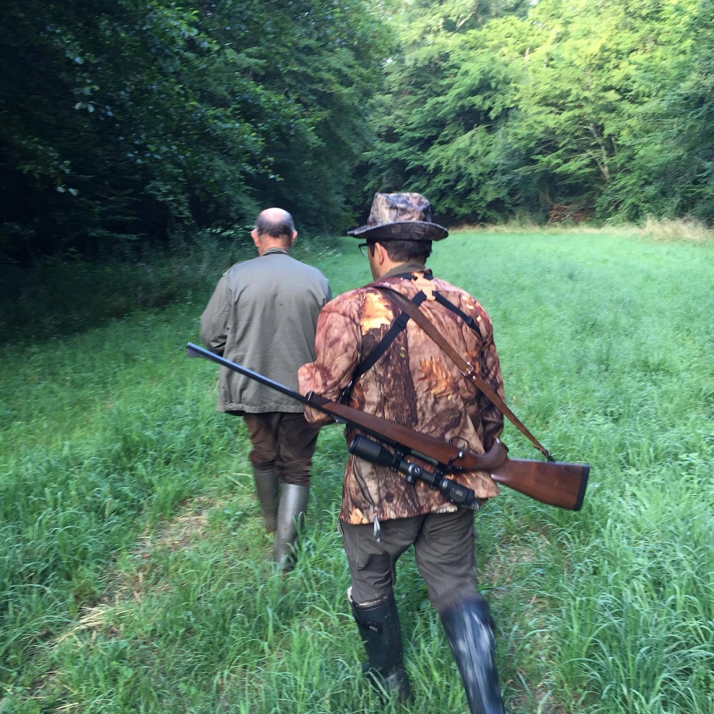 Domingo, con el guía, cazando corzos en Francia