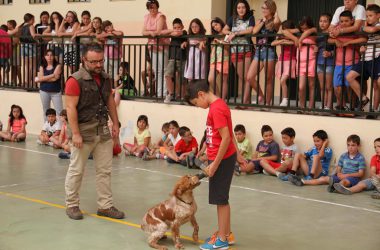 La Federación Andaluza de Caza traslada conceptos relacionados con la tenencia responsable de un perro a los escolares andaluces.