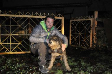 Fredín Velasco y su perro "Piro" tras ser rescatados.