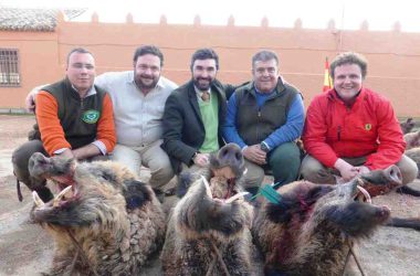 Organizadores y cazadores con jabalíes de la finca La Sima