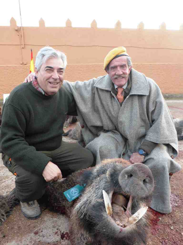Monteros con jabalí cobrado en la finca La Sima con Cabezas Servicios de Caza