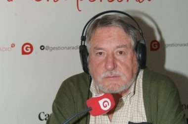 Cesáreo Martín en el estudio de Gestiona Radio donde graba su programa.