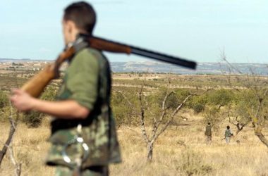 Imagen de un cazador con la escopeta al hombro en el coto de caza de Aspa (Segrià). / Ramón Gabriel - Defoto