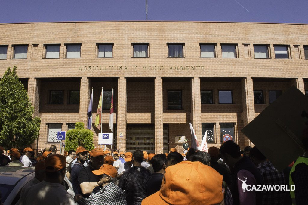 La manifestación organizada por Ática frente a la Dirección Provincial de Agricultura y Medio Ambiente de Guadalajara.
