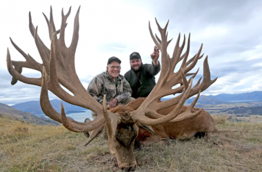 Fotografía del cazador con el ciervo más grande del mundo, el nuevo récord mundial.
