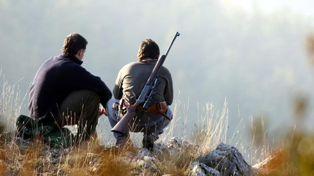 Dos cazadores, durante una pausa de su jornada cinegética / ABC