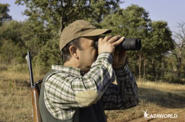 Un cazador prueba los prismáticos digitales Binox HD en modo diurno / J. C. Calvo