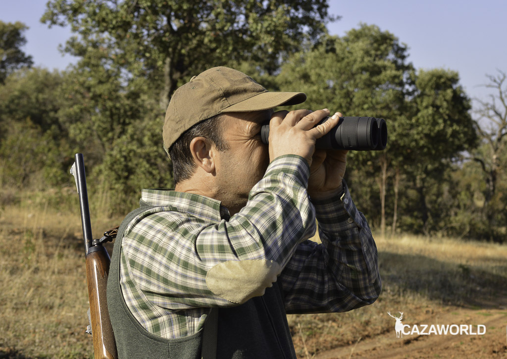 Un cazador prueba los prismáticos digitales Binox HD en modo diurno / J. C. Calvo