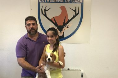 Carlos Tiburcio hace entrega de un cachorro de bretón con pedigree a la alumna ganadora.