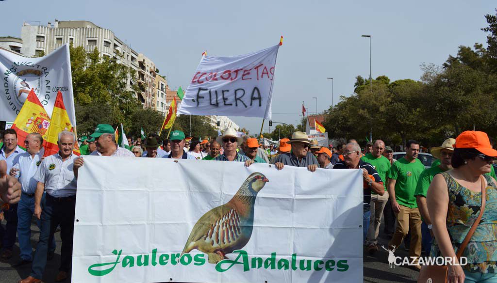 Jauleros andaluces, "Ecolojetas Fuera", "Defendamos nuestra afición" son algunos de los mensajes que se han podido ver en Córdoba.