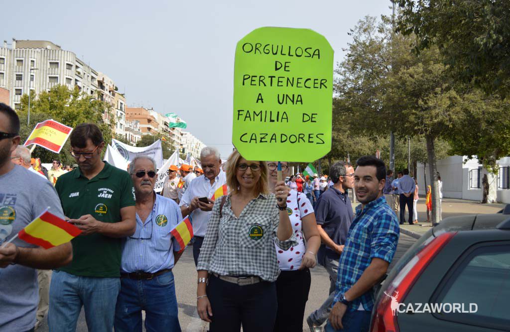 Una mujer manifestándose hoy en Córdoba y mostrando "Orgullosa de pertenecer a una familia de cazadores"