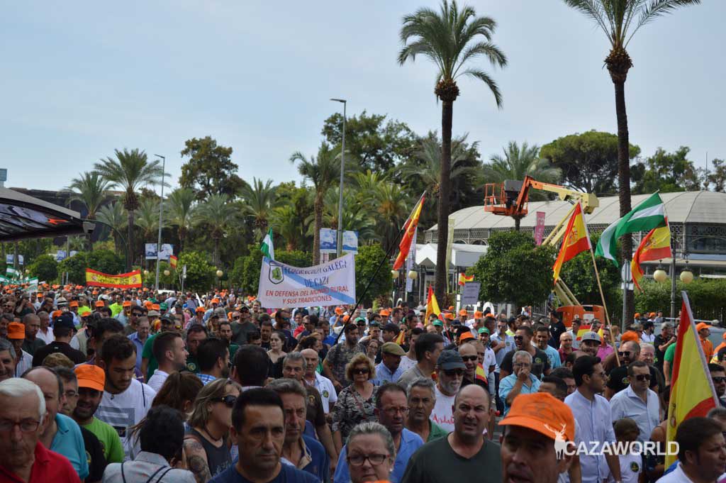 Miles de manifestantes pidiendo respeto para el mundo rural hoy en Córdoba.