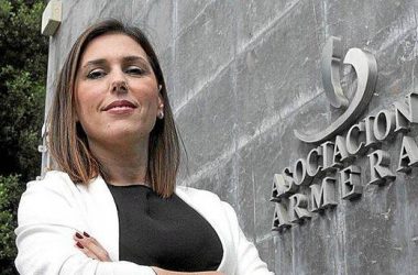 Marta Gómez, la gerente de la Asociación Armera posando en la sede de la entidad.