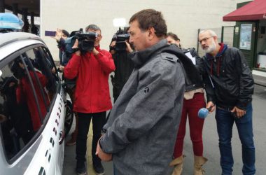 Miguel Ángel Martínez entrando en el coche de la Guardia Civil / Sindo Martínez