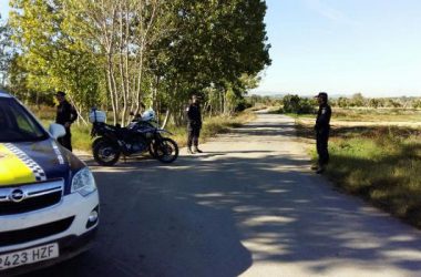 Una patrulla con varios agentes de policía, en un camino de Paterna. / Las Provincias