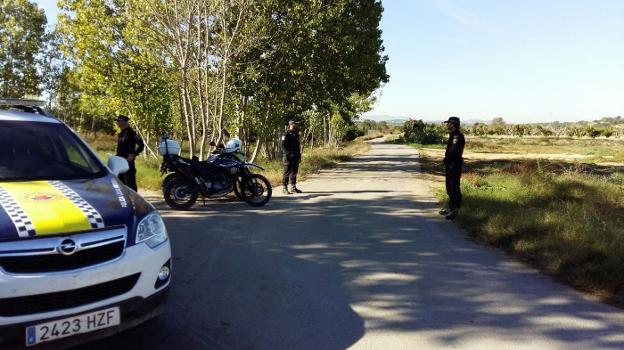 Una patrulla con varios agentes de policía, en un camino de Paterna. / Las Provincias