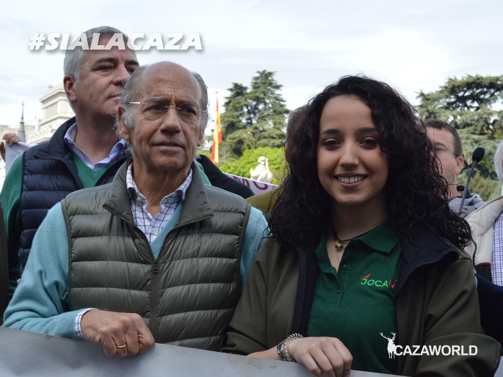 Teófilo de Luis (Partido Popular) y Raquel del Amo, vicepresidenta de Jocama durante la concentración en Madrid,