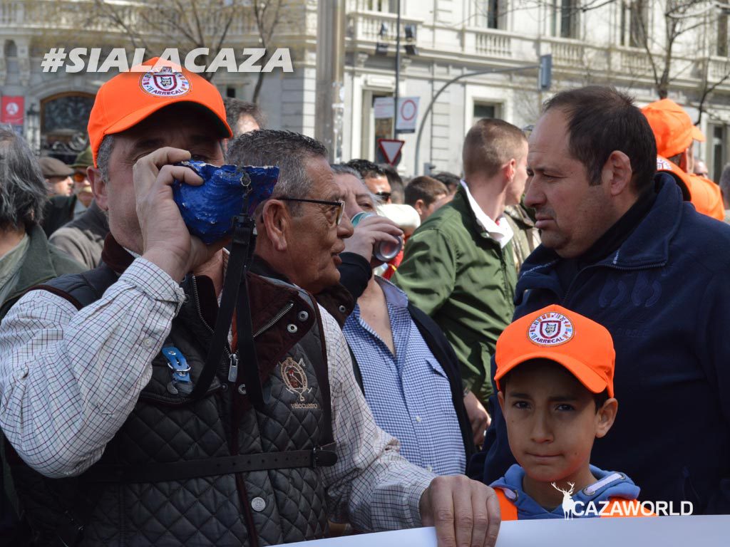 Un rehalero toca la caracola junto a su hijo en la concentración de Madrid del 15A. #sialacaza