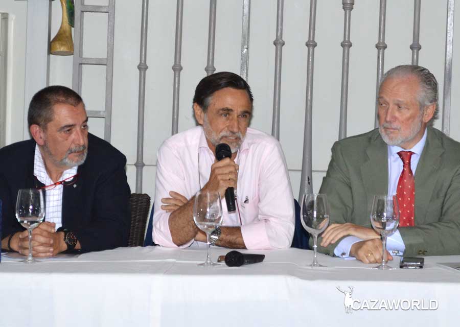Florencio Markina, a la izquierda, y José Luis López-Schummer, a la derecha, con el autor. 