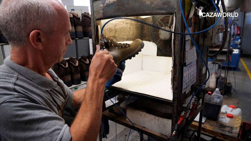 Aplicando hidrofugante en las botas Chiruca, uno de los últimos pasos del proceso de fabricación.