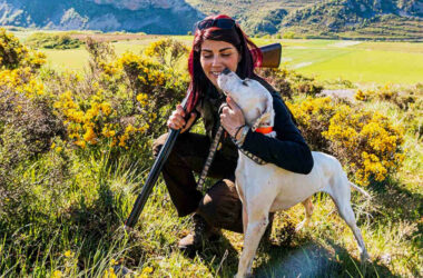 Imagen de una cazadora con su perro de caza